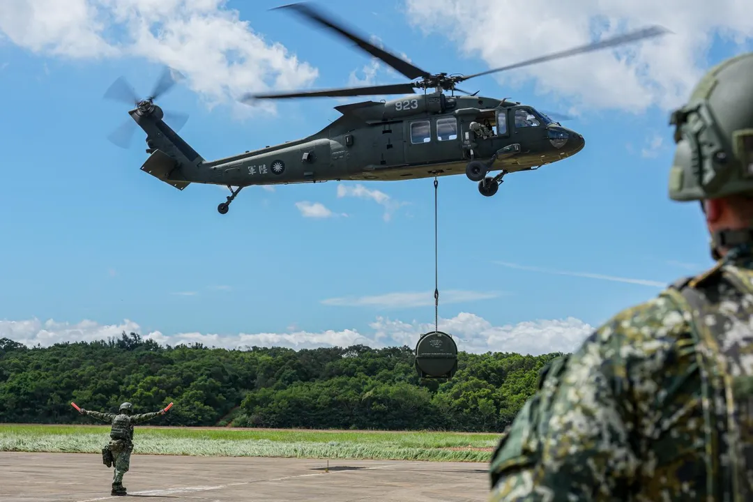 陸航第601旅的UH-60M直升機進行空中運補演練。(圖/第6軍團提供)