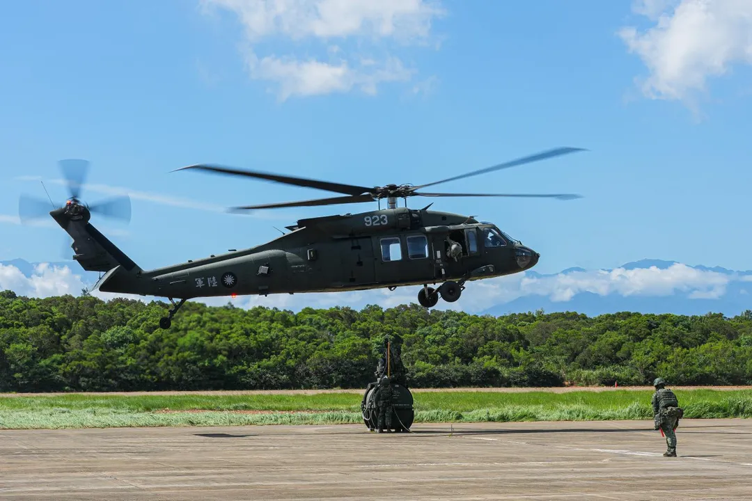 UH-60M直升機以機腹下方吊掛方式，演練空中運補M60A3戰車的變速箱。(圖/第6軍團提供)