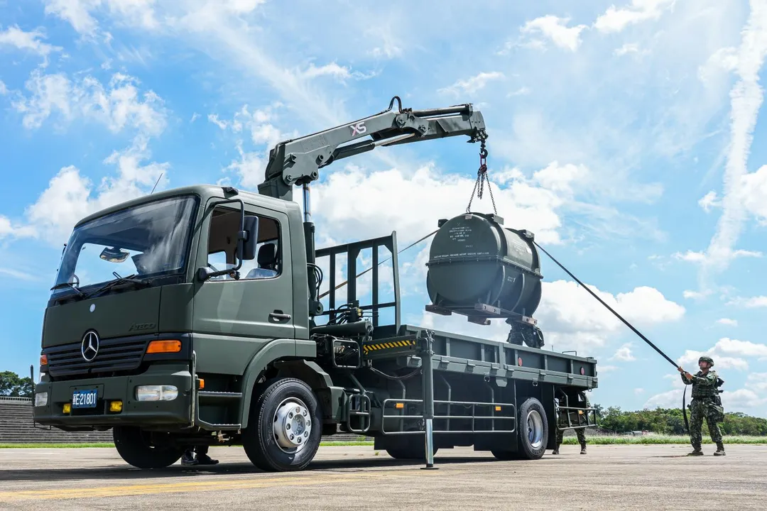 第3地支部官兵將運抵的M60A3戰車變速箱裝上賓士Atego卡車。(圖/第6軍團提供)