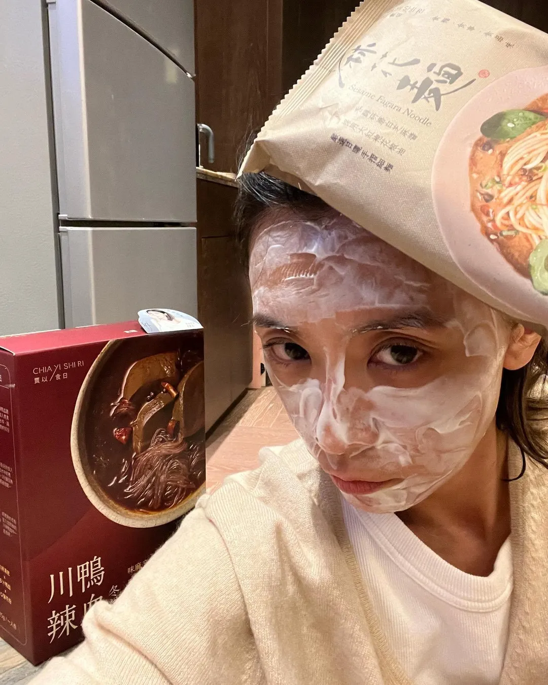 賈靜雯曾在臉書曬出居家生活照,敷面膜同時展示「賈以食日」品牌乾拌麵產品,親自為品牌宣傳。(圖/翻攝自賈靜雯臉書)