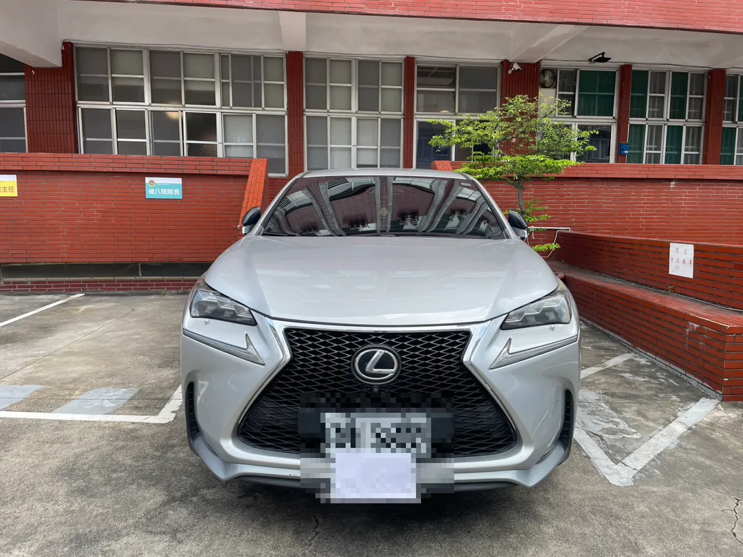 警方查扣黃嫌以不法獲利購入、價值約88萬餘元的進口自小客車。(圖/中天新聞)