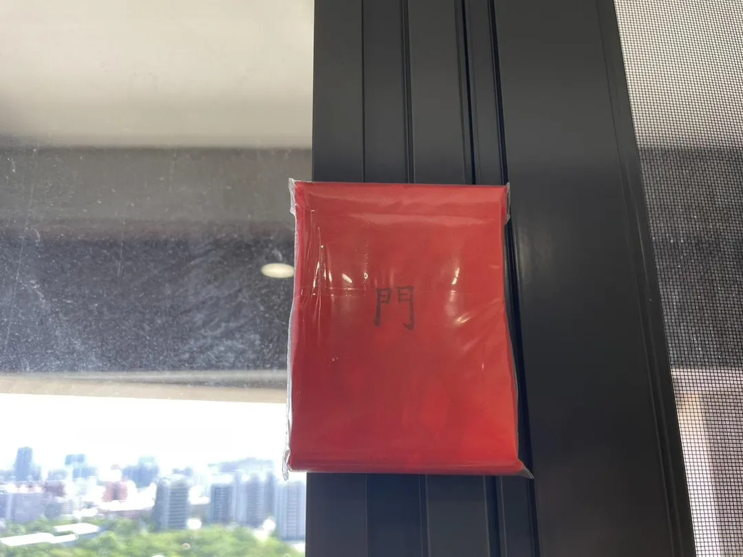 嫌犯為求跨國詐騙順遂及躲避追緝,於機房大門電子鎖與屋內貼滿符咒,沒想到卻栽了。(圖/中天新聞)