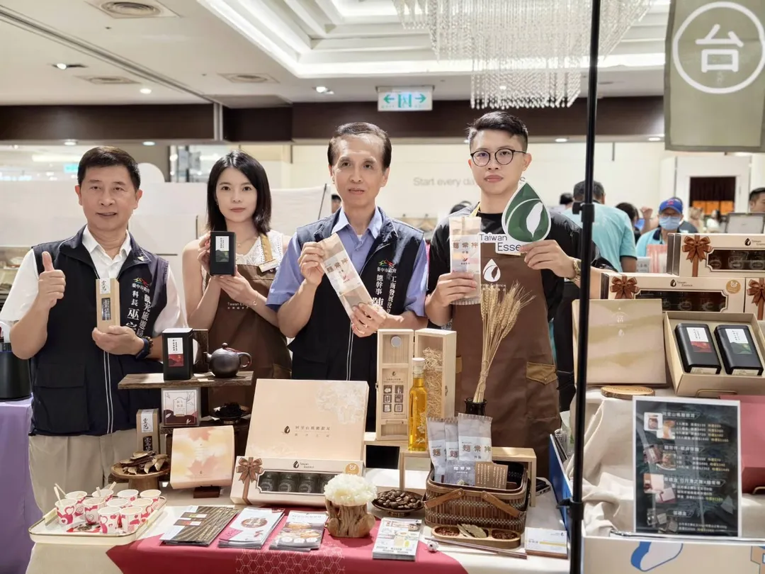 長官貴賓共同邀請民眾暑假期間走進大遠百,一站購足臺中特色好禮。(圖/臺中市政府工商發展策進會提供)