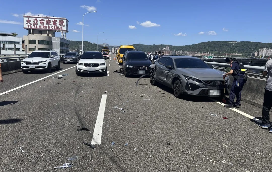 國道1號五楊高架發生連環車禍。（圖／翻攝畫面）