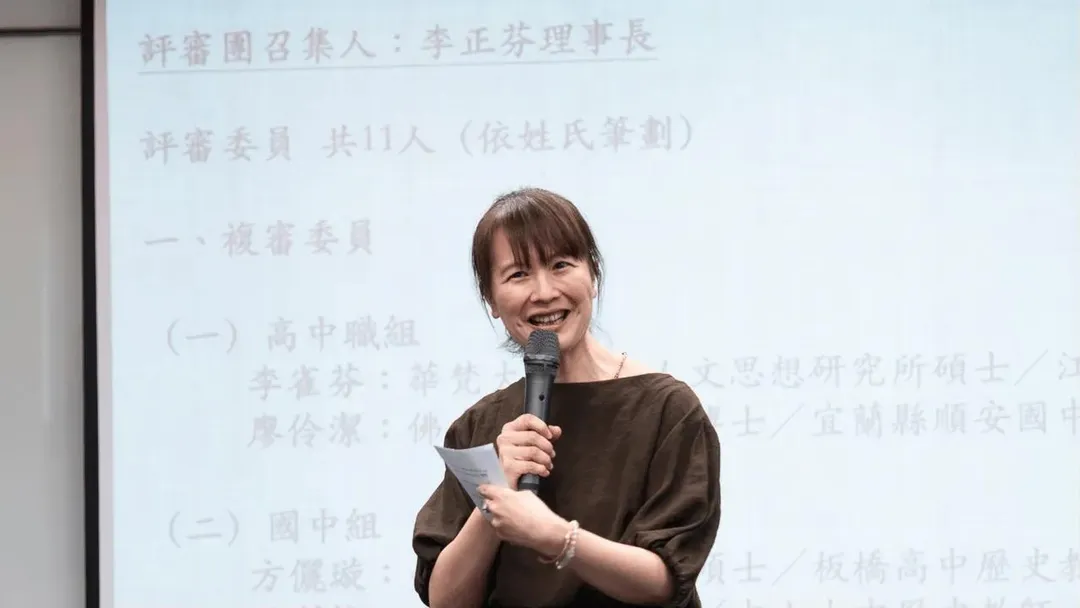 〔圖〕評審委員代表方儷璇老師發現，儘管以相同的成語創作，學生們仍能展現不同的創造力，未來不怕被AI取代。image source：《網路溫度計DailyView》