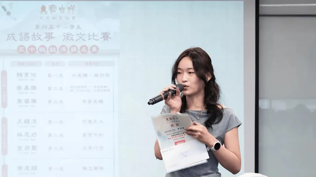 〔圖〕榮獲高中三年級組第一名的齊恩頤同學分享得獎感言。image source：《網路溫度計DailyView》