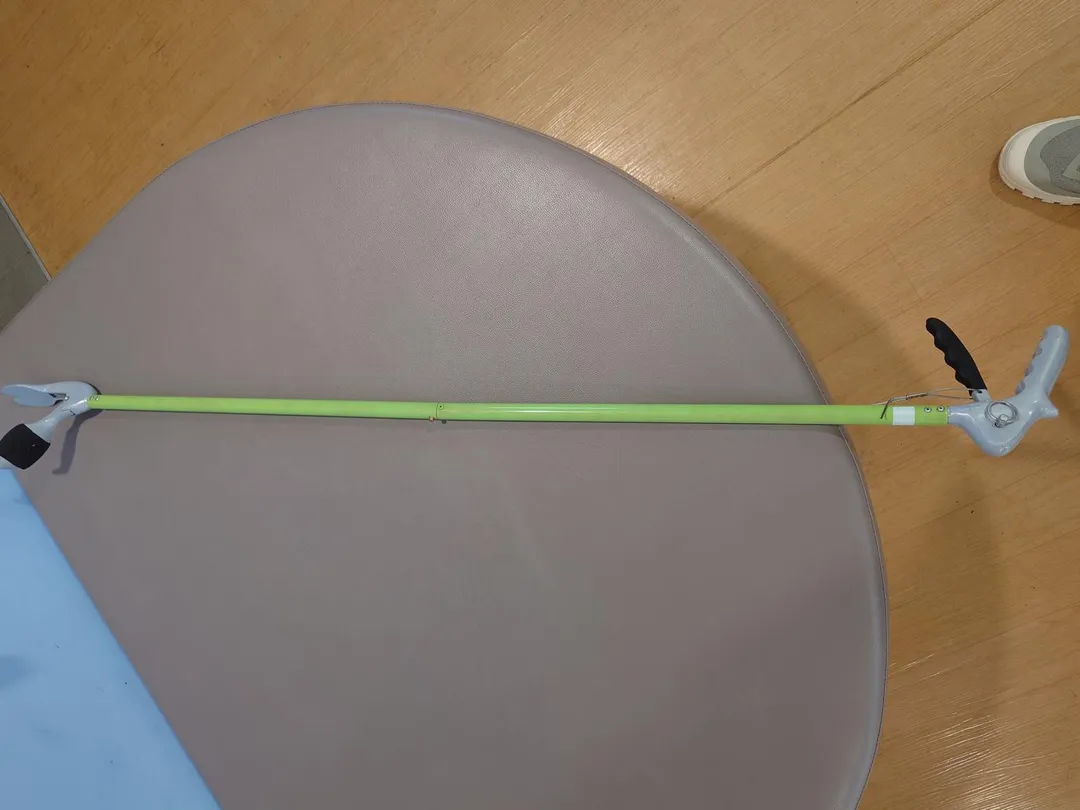 動保處新採買之安全蛇夾，夾面平滑不具鋸齒，可減少對蛇類的傷害。（圖／新北市政府動物保護防疫處提供）