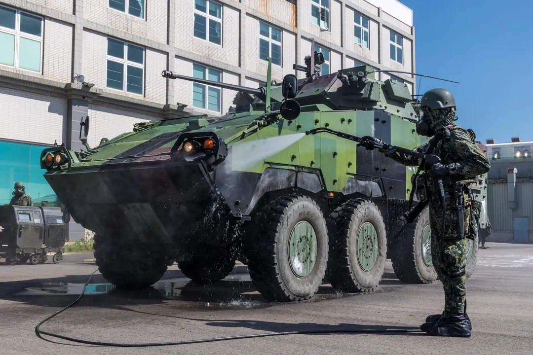 第36化兵群官兵進行CM34步兵戰鬥車除污作業。(圖/第10軍團提供)