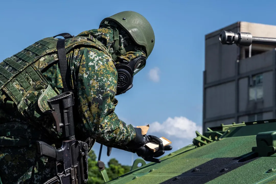 穿戴防毒面具、防護服的化學兵進行核生化偵檢。(圖/第10軍團提供)