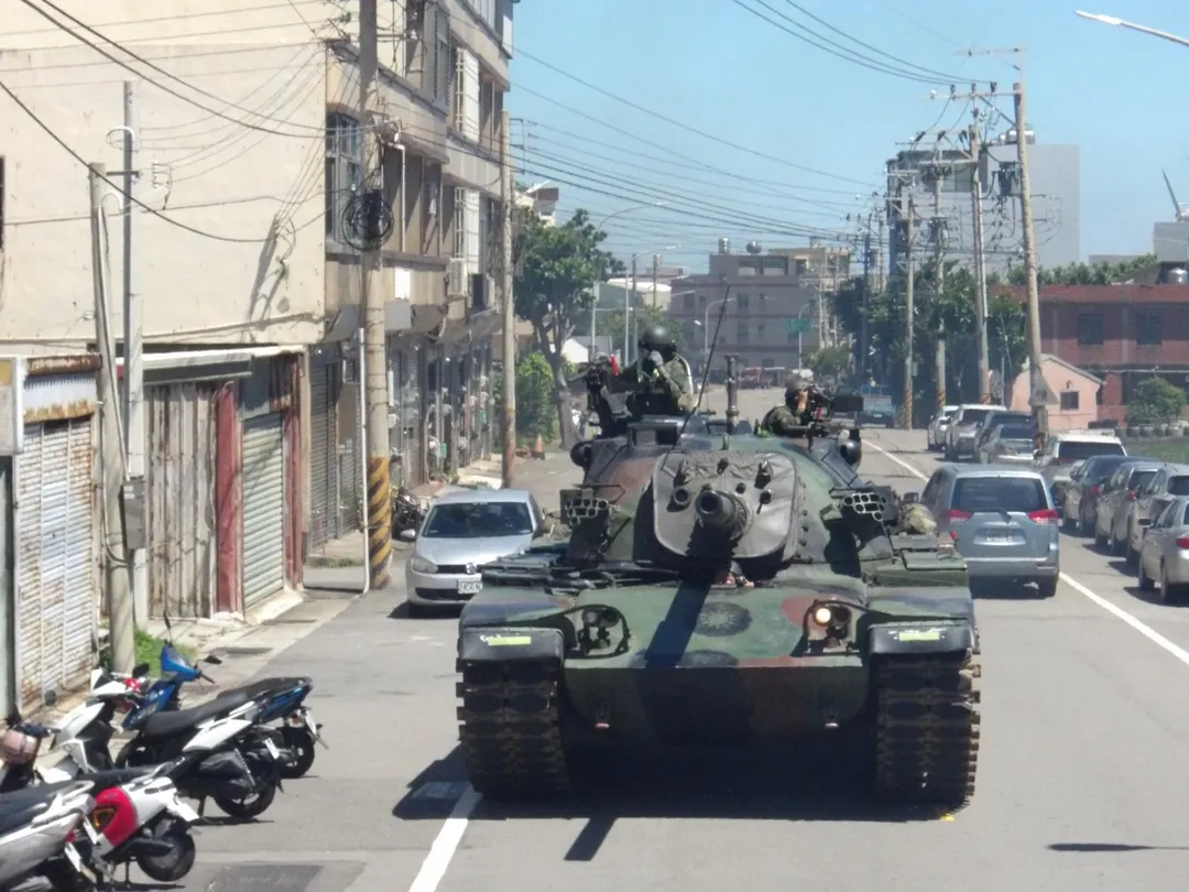 第234旅CM11戰車在中部地區實施戰術位置轉移演練。(圖/第10軍團提供)
