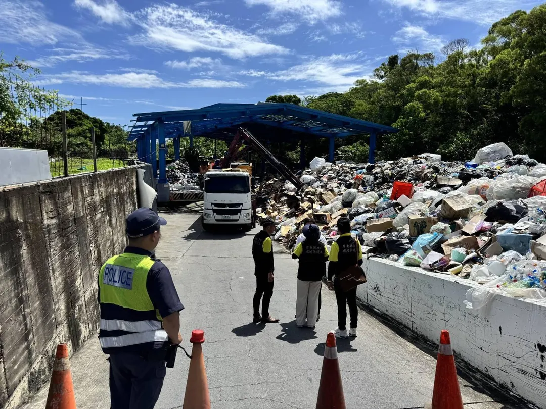 屏東縣小琉球近年因垃圾山長年堆置、散發異味，嚴重衝擊當地觀光與生活品質。島上的資源回收清運案在屏東縣政府介入協調下，於第16次招標順利完成發包，並於昨（16）日正式啟動清運作業。（圖／翻攝畫面）