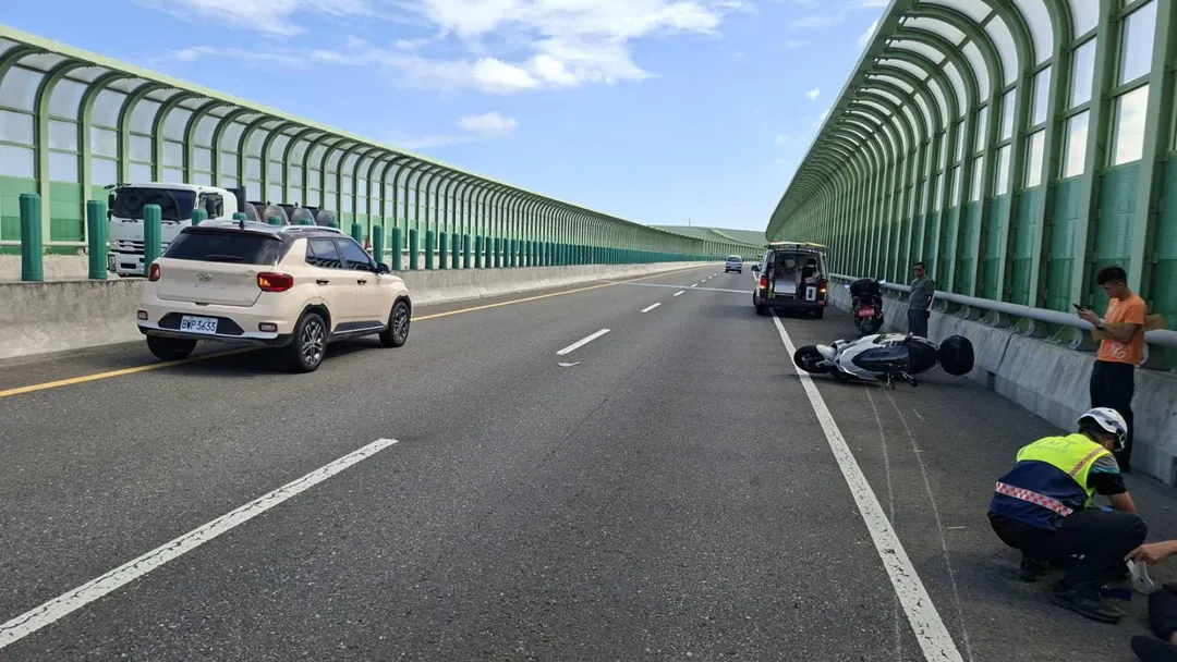 前方汽車閃避擋路木頭緊急煞車,後方的黃牌重機騎士閃避不及噴飛受傷。(圖/翻攝畫面)