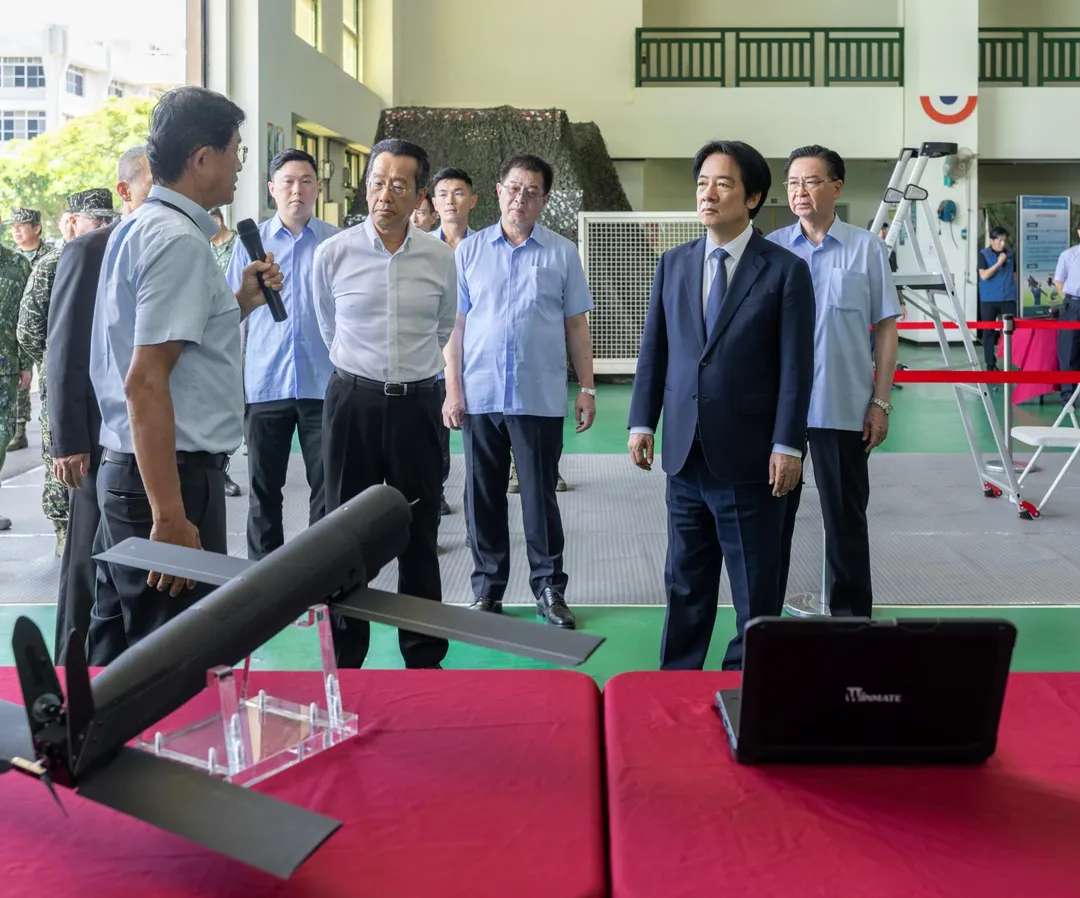 賴清德聽取勁蜂一型滯空彈藥的性能解說。(圖/總統府)