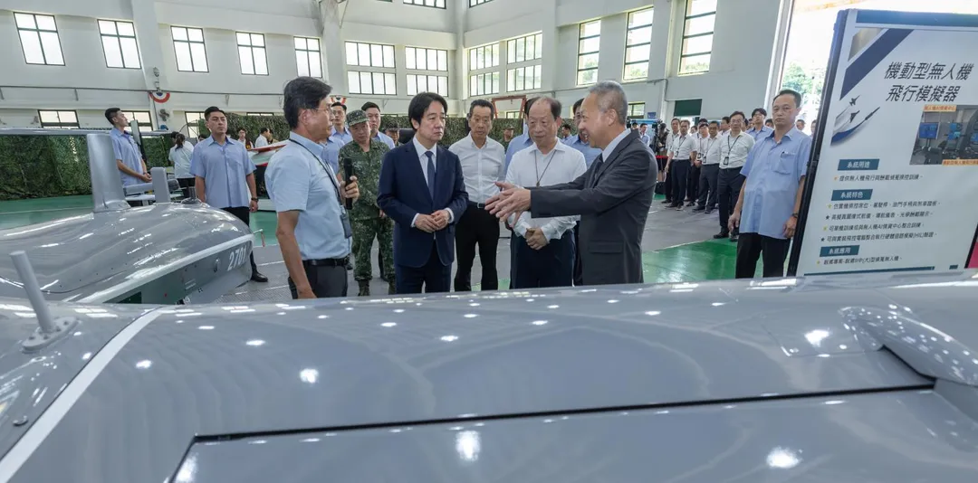 賴清德了解銳鳶二型無人機的性能，右邊解說者為中科院長李世強。(圖/總統府)