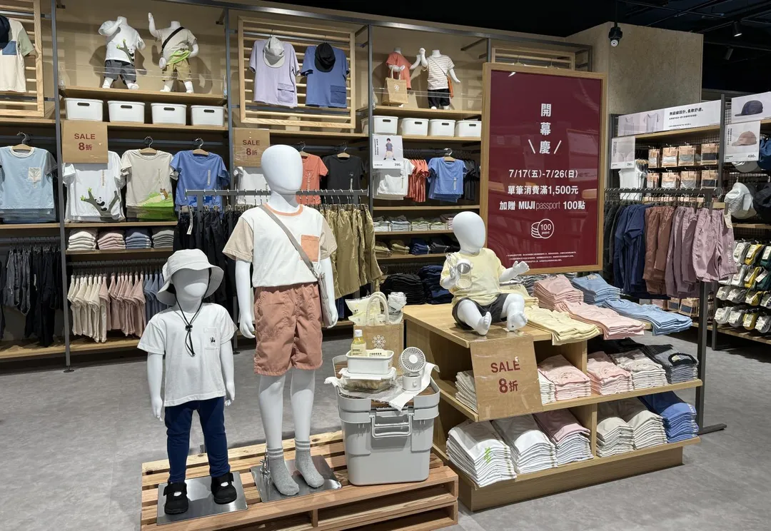 《MUJI無印良品麗寶MALL門市》開幕,即日起至7月26日,結帳出示「MUJI passport」APP,單筆消費滿1,500元即可獲得100點數。(圖/麗寶樂園提供)
