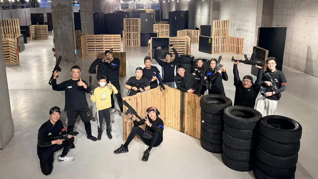全台最大的室內生存遊戲與水彈對戰場域「The Beast野獸戰場」提供高規格戰術場景及安全刺激的射擊樂趣。(圖/麗寶樂園提供)