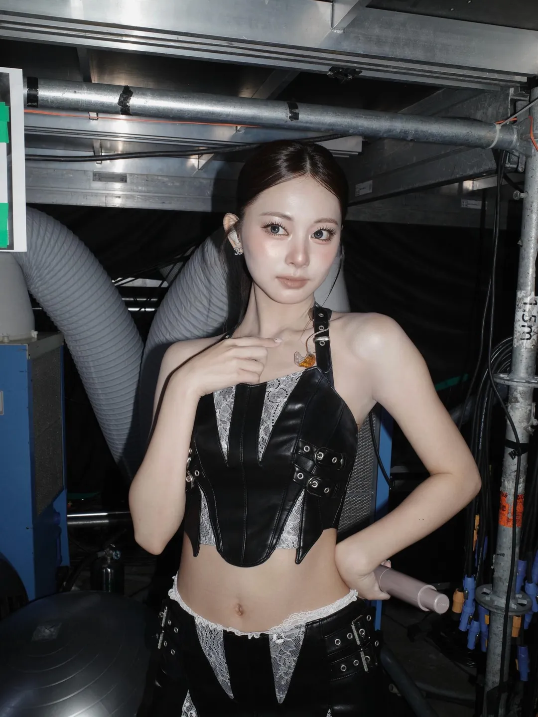 周子瑜於今（17日）深夜突然更新個人社群平台Instagram，以中文、韓文雙語感性分享此次世界巡迴演唱會落幕的心情，並公開了一系列舞台與後台的美照。（圖／翻攝自thinkaboutzu）