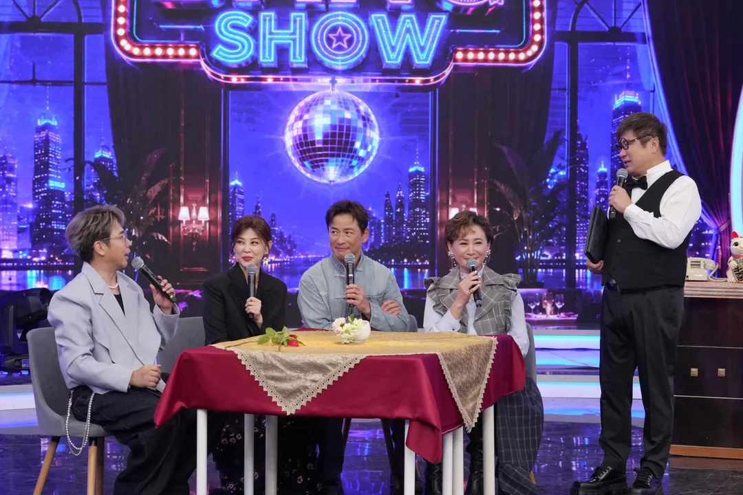 江宏恩（右2）、方馨（左2）在《週末最強大》的全新單元「歌中劇」與胡瓜（右1）、陳亞蘭（右2）、歐漢聲（左1）同台飆戲。（圖／華視提供）