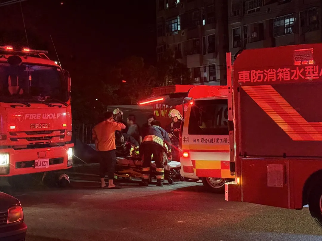 新竹縣新豐鄉一棟5層樓集合式住宅18日凌晨發生火警，警消獲報到場搶救，1女子疑因逃生不慎墜樓，無生命徵象（OHCA），其餘5人由警消協助脫困、其中2人身體不適送醫。（圖／新竹縣政府消防局提供，下同）