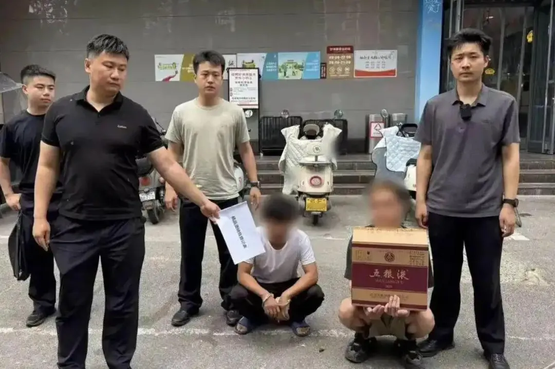 員警在超市將前來提貨的電詐「車手」抓獲。(圖/翻攝法制日報)