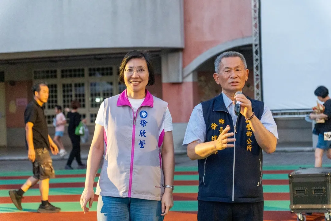 徐欣瑩受邀回母校山崎國小，她提出教育政策，包括增加 2 歲專班、公托與非營利幼兒園的名額，並推動中小學生「人人有平板」。（圖／徐欣瑩辦公室提供）