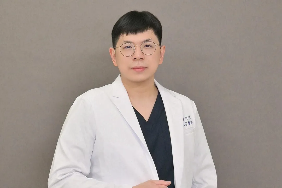 賴柏宇醫師表示，AI步態分析可比較放液測試前後的步態變化，協助評估分流手術效益，未來更可望延伸至居家監測，讓水腦症照護融入日常。（圖／亞東醫院）