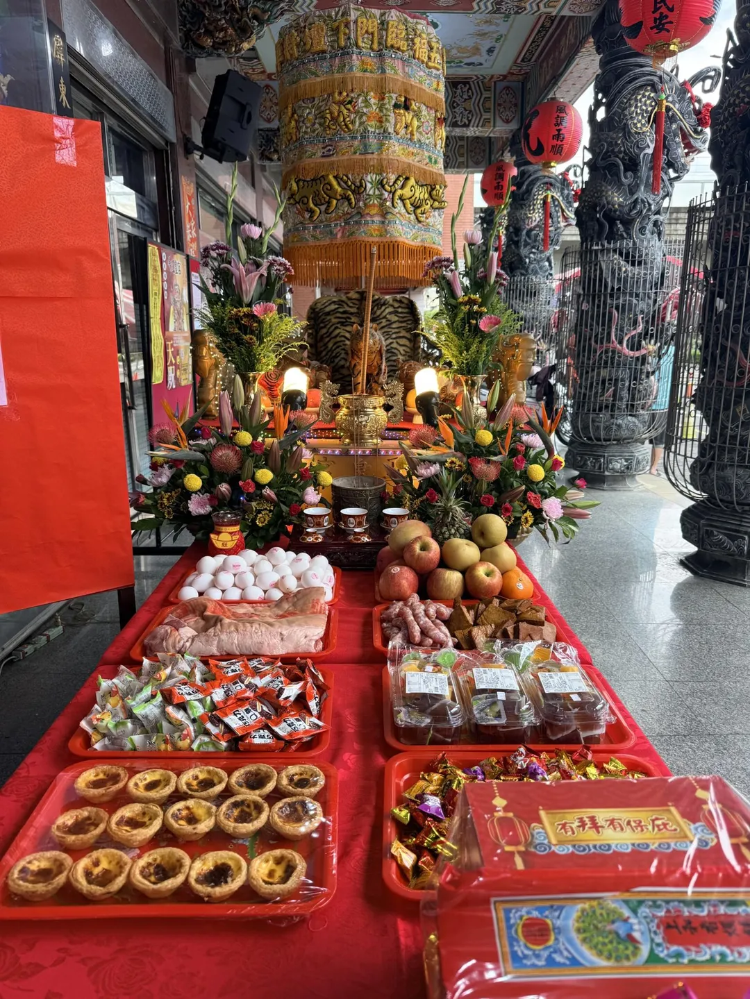 廟方指出,現場供品皆以虎爺喜愛的食物為主,包含雞蛋、蛋撻、豆乾、香腸等。(圖/中天新聞)