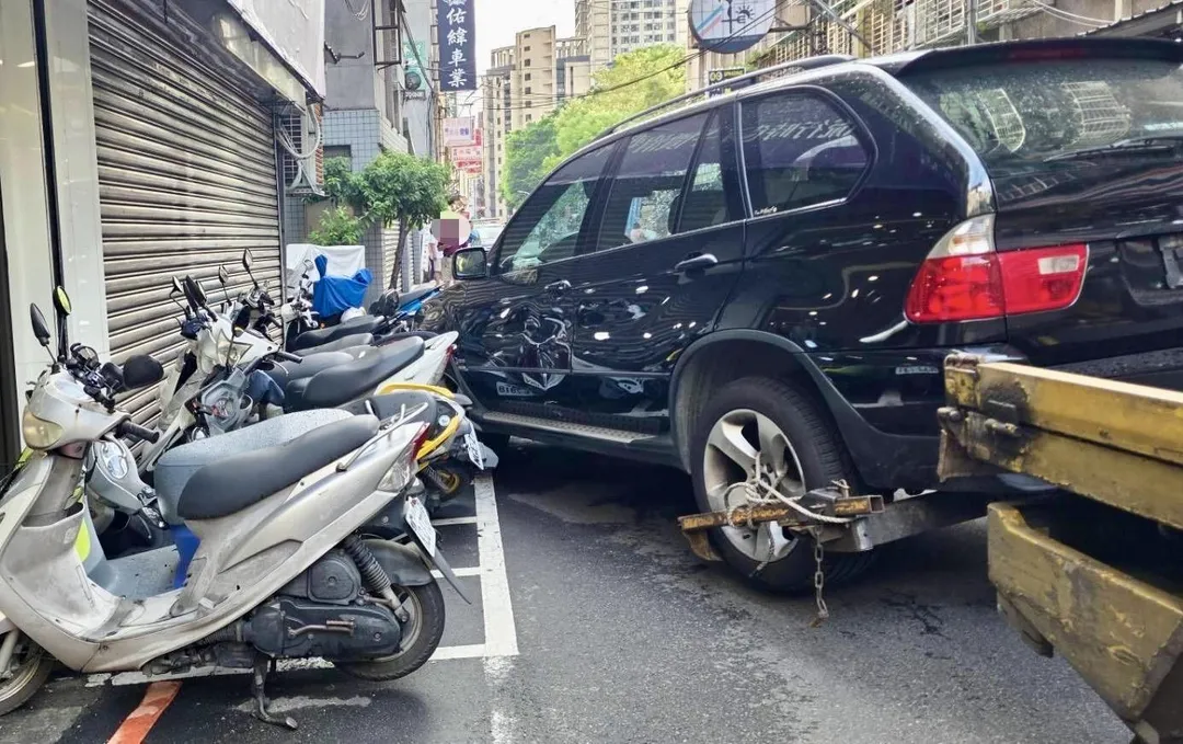 多台機車被撞倒損壞。（圖／翻攝畫面）