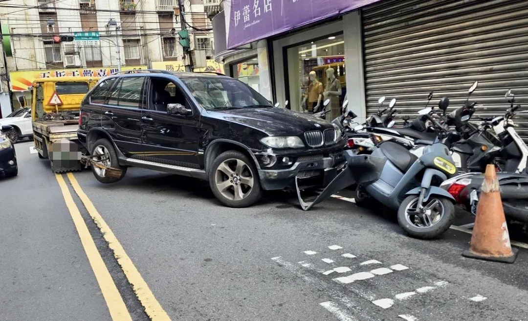 拖吊車疑操作不慎擦撞整排機車。（圖／翻攝畫面）