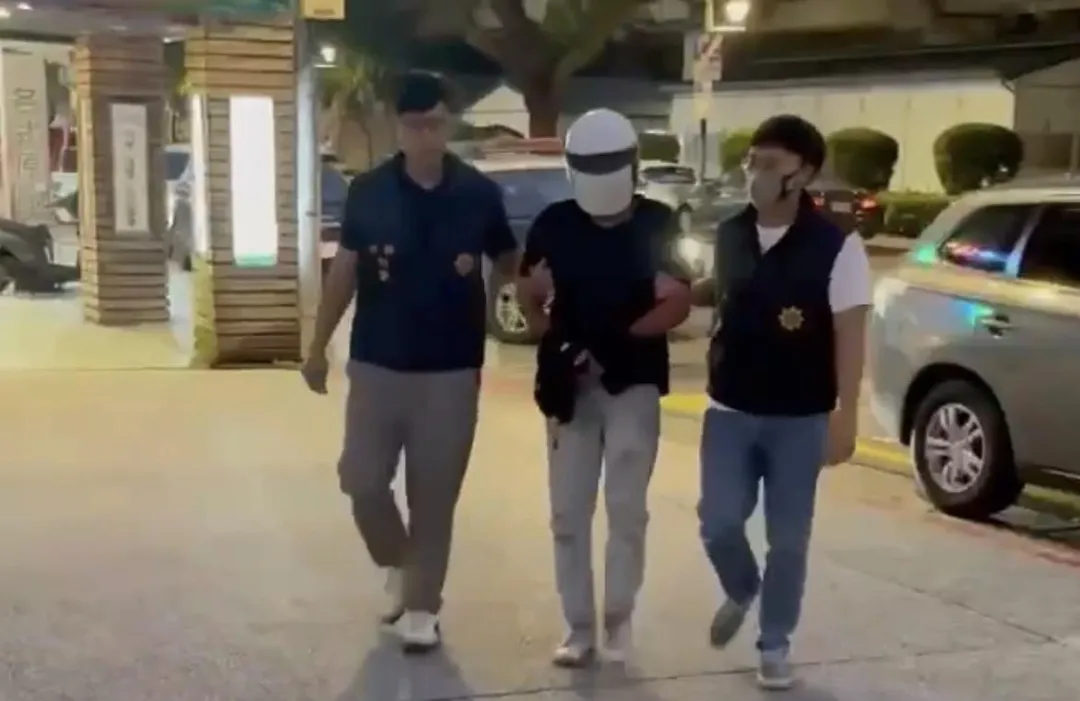 警方查扣作案刀械與贓物名牌包。（圖／翻攝畫面）