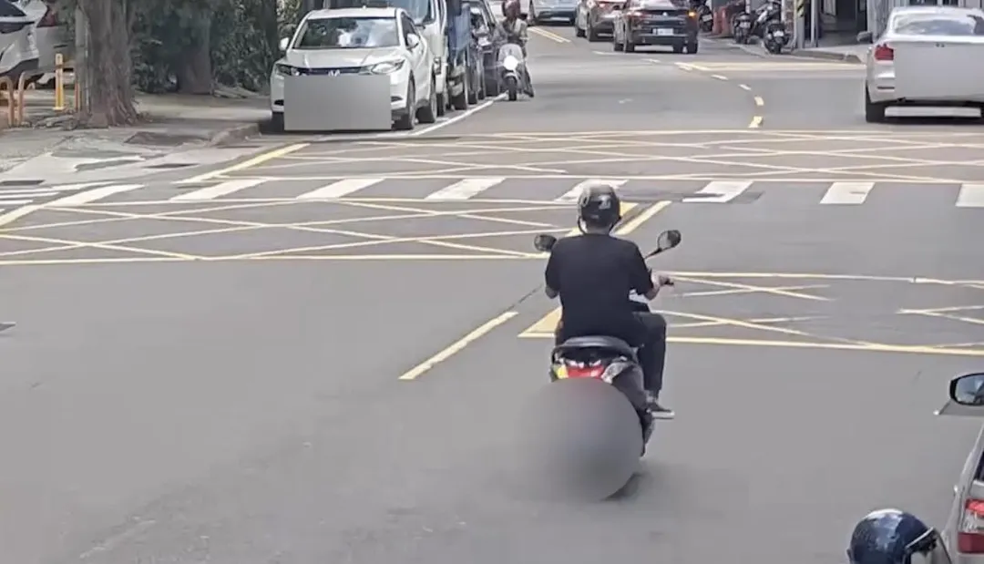 嫌犯得手後騎機車逃離現場。（圖／翻攝畫面）