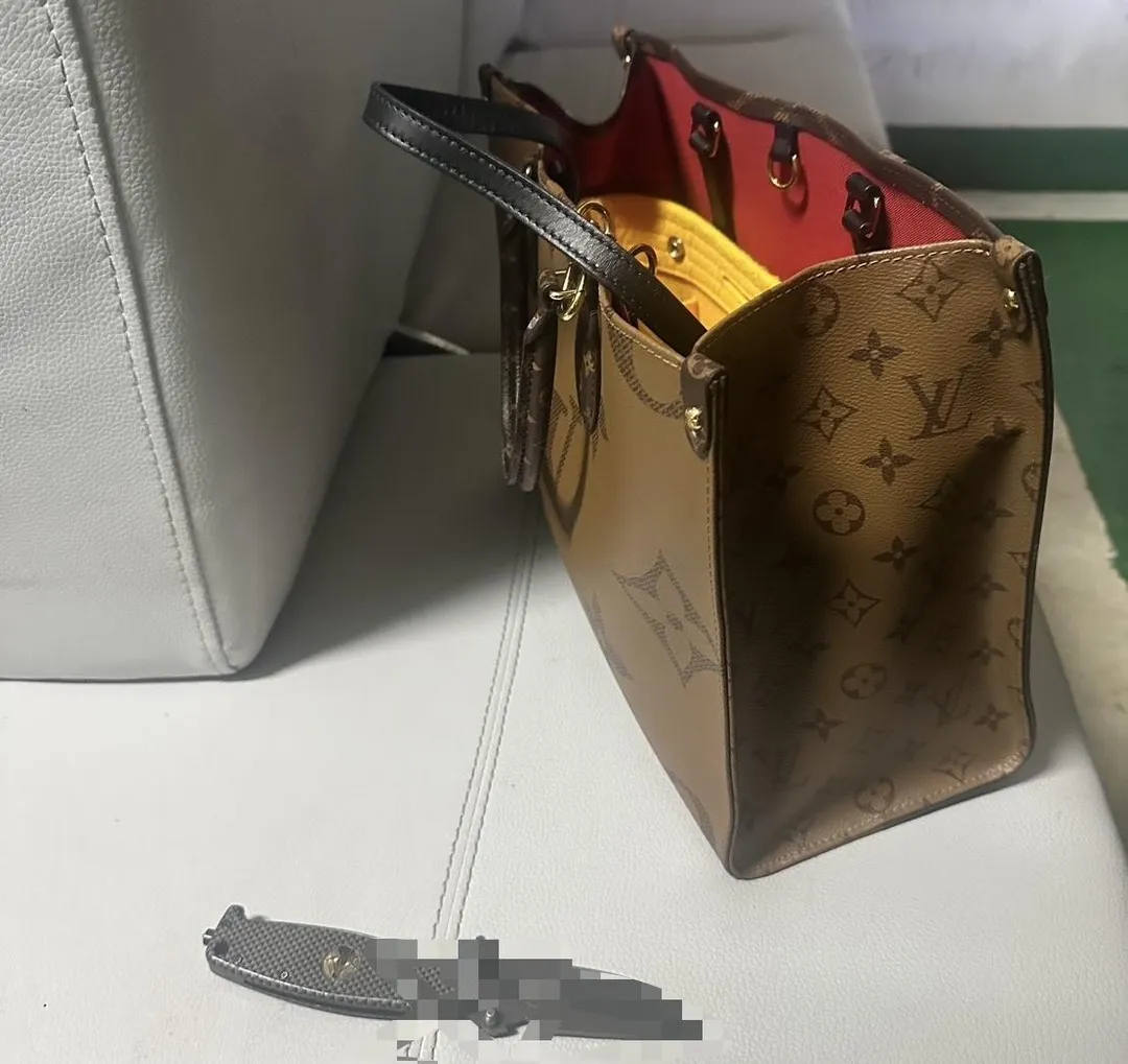 警方查扣作案刀械與贓物名牌包。（圖／翻攝畫面）