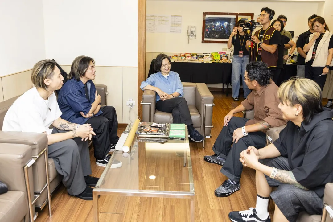 前總統蔡英文在後台與滅火器相見歡。(圖/火氣音樂 提供)
