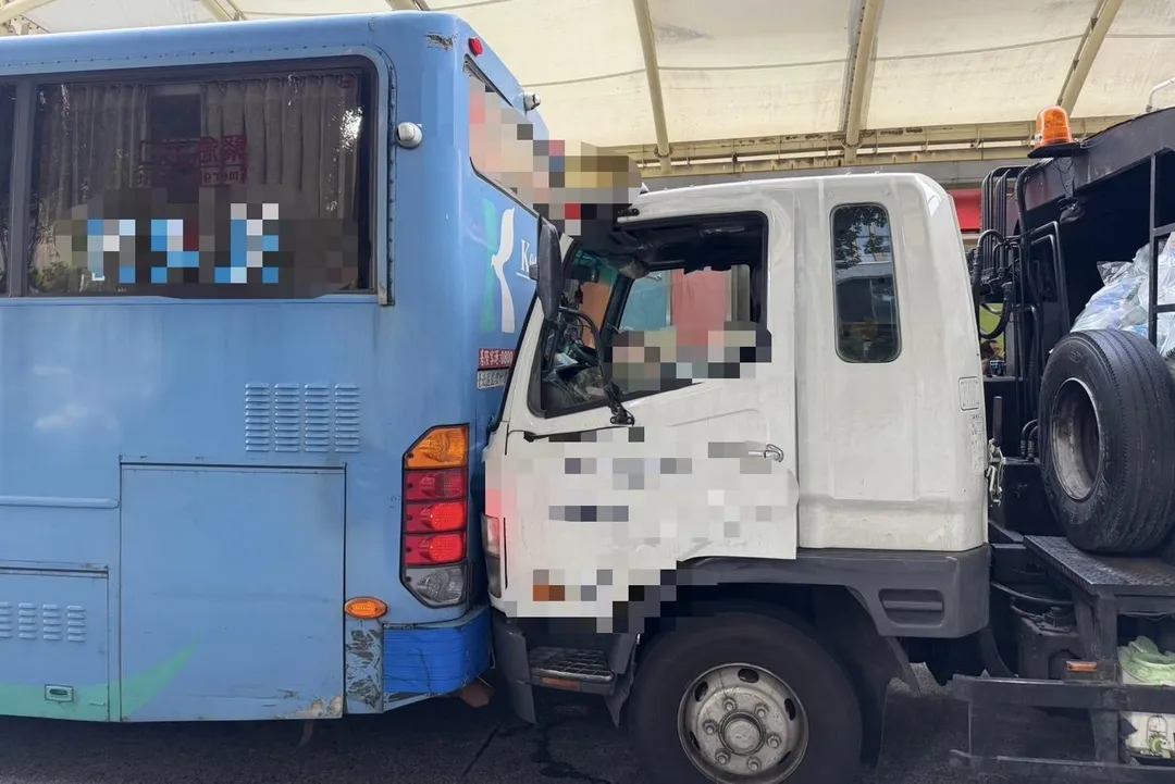 公車倒車不慎撞上垃圾車。（圖／翻攝畫面）