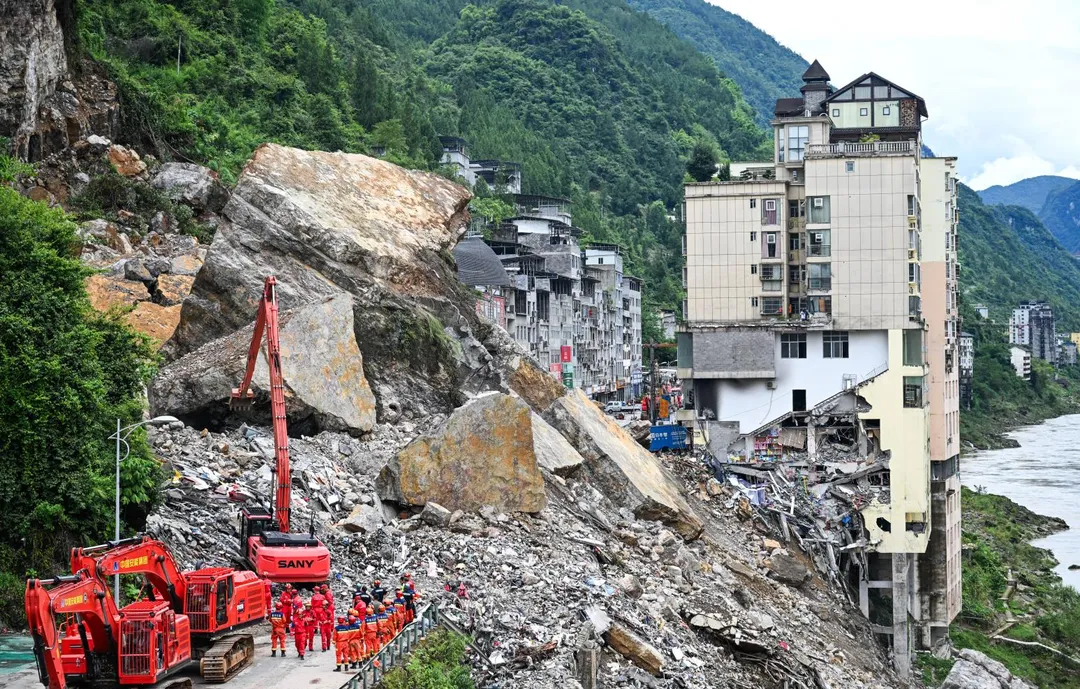 3000立方米巨石增加救援難度。（圖／新華社）