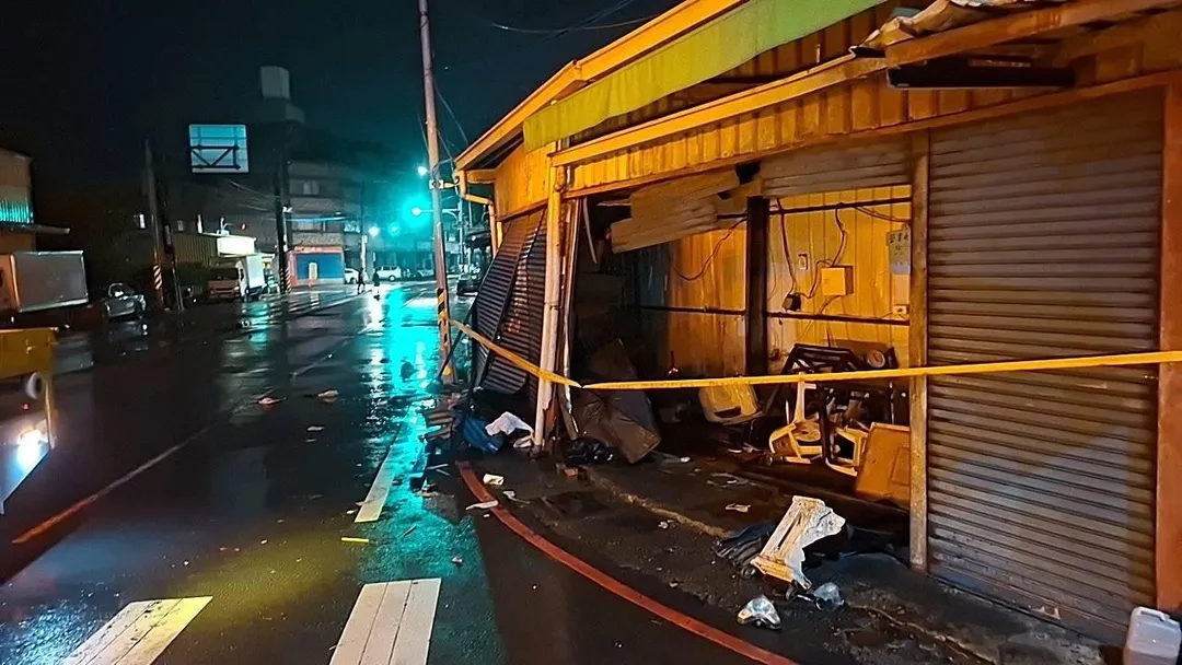 路旁店家鐵門遭撞壞。(圖/警方提供)