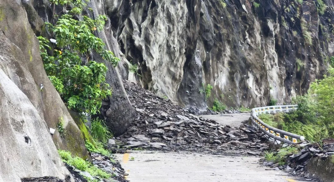 屏東霧台鄉發生土石坍方，佳暮部落聯外道路被迫中斷。（圖／柯大雄提供）
