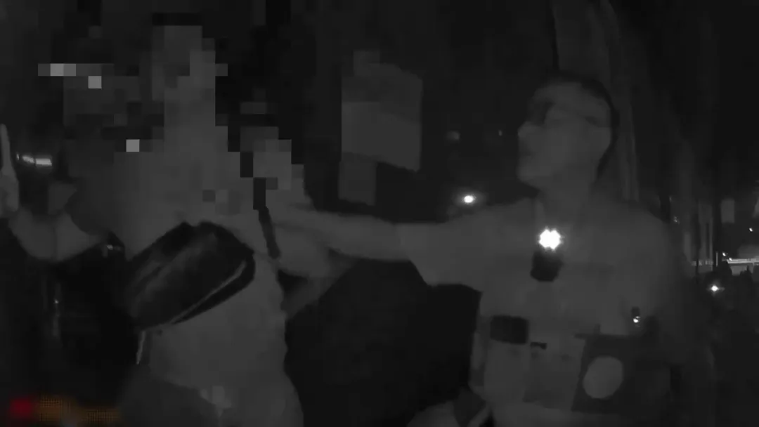警方使用辣椒水瞬間。（圖／警方提供）