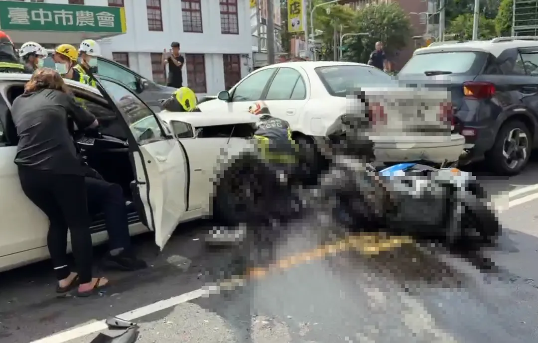 台中市消防局獲報後出動多個分隊，動用破壞剪等機具破壞變形車體，全力搶救受困傷患。（圖／中天新聞）