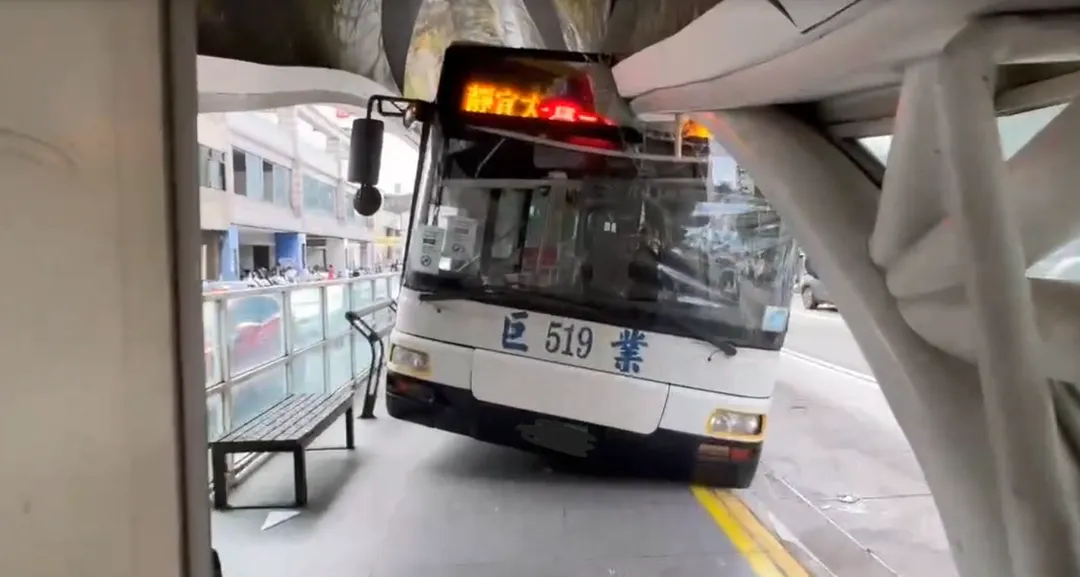 根據車禍現場狀況，巨業客運公車左前輪後方留有明顯的撞擊痕跡，公車幾乎整台開上公車站。（圖／中天新聞）