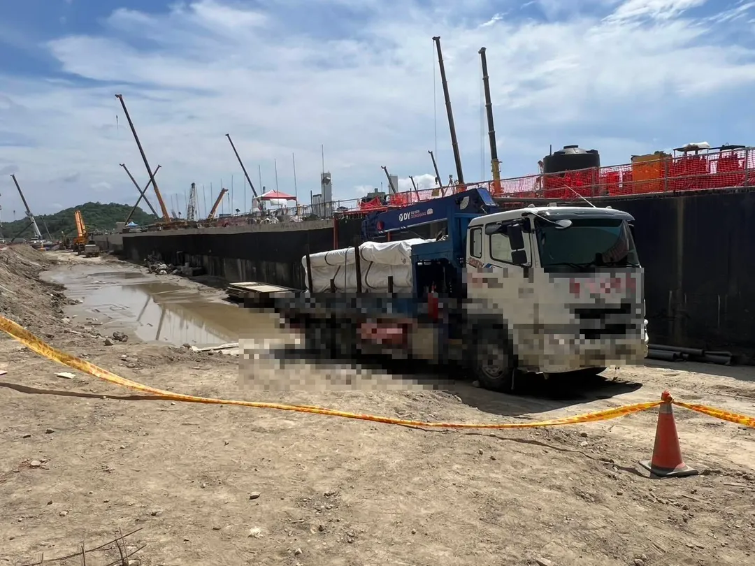 晶圓大廠台積電F20廠P3區工地驚傳工安意外,1名工人胸部、腹部遭正倒車的昇峰工程大貨車碰撞輾壓,當場死亡。(圖/翻攝畫面)