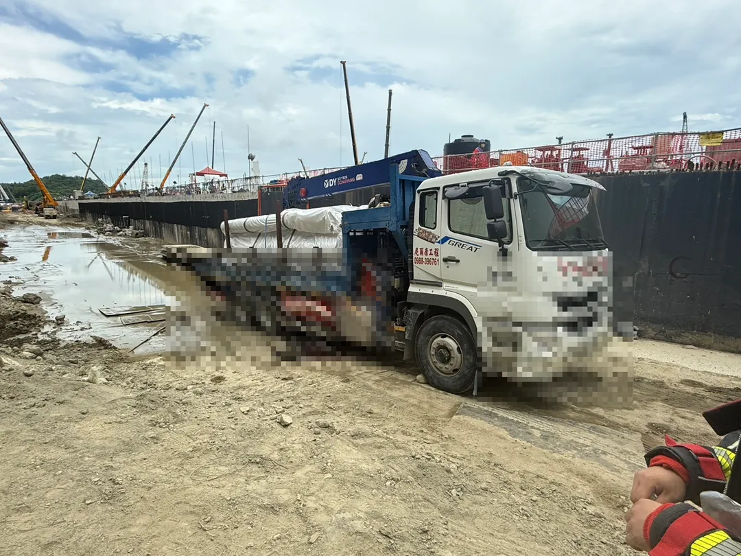 該名力昇工程工人胸部及腹部遭大貨車嚴重輾壓變形,已明顯死亡,因此並未送醫。(圖/翻攝畫面)