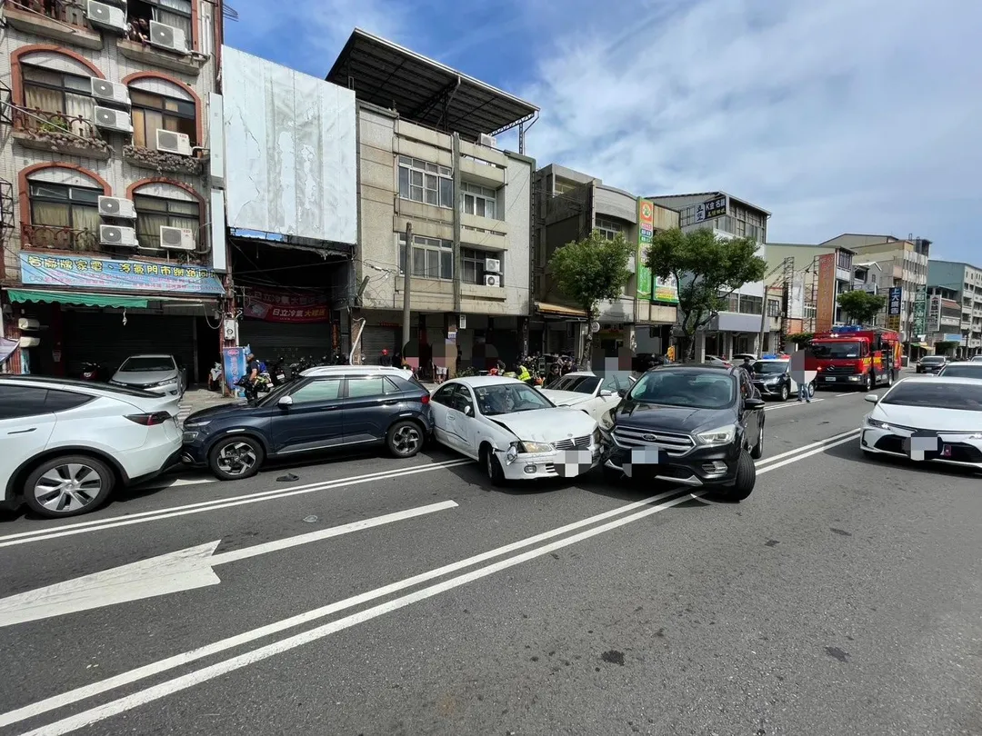 45歲劉姓女子駕駛自小客車沿中山路往中正路方向行駛，不明原因碰撞前方同車道停等的2輛普通重型機車及4輛自小客車，導致多輛車體嚴重擠壓受損，最終釀成1死5傷的慘劇。（圖／警方提供）