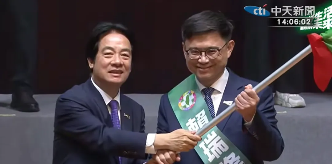 爛清德授旗給賴瑞隆。（圖／中天新聞）