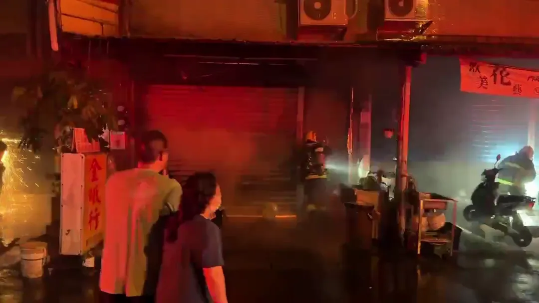 鐵捲門下透出火光。（圖／宜蘭縣消防局提供）
