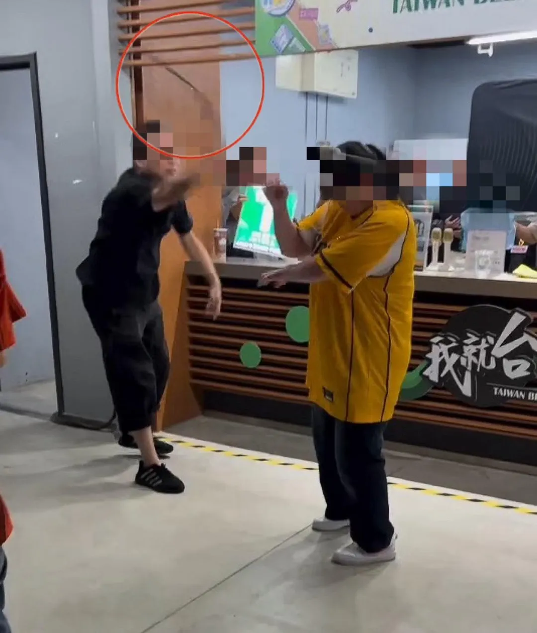 一開始該名香港男子拿出皮帶抽打一位我國籍女子。（圖／翻攝ga34_47_的Threads）