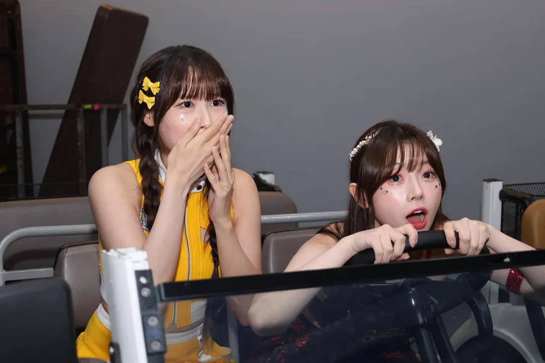 兩人坐上球車演起情境劇。（圖／譚兆青攝）