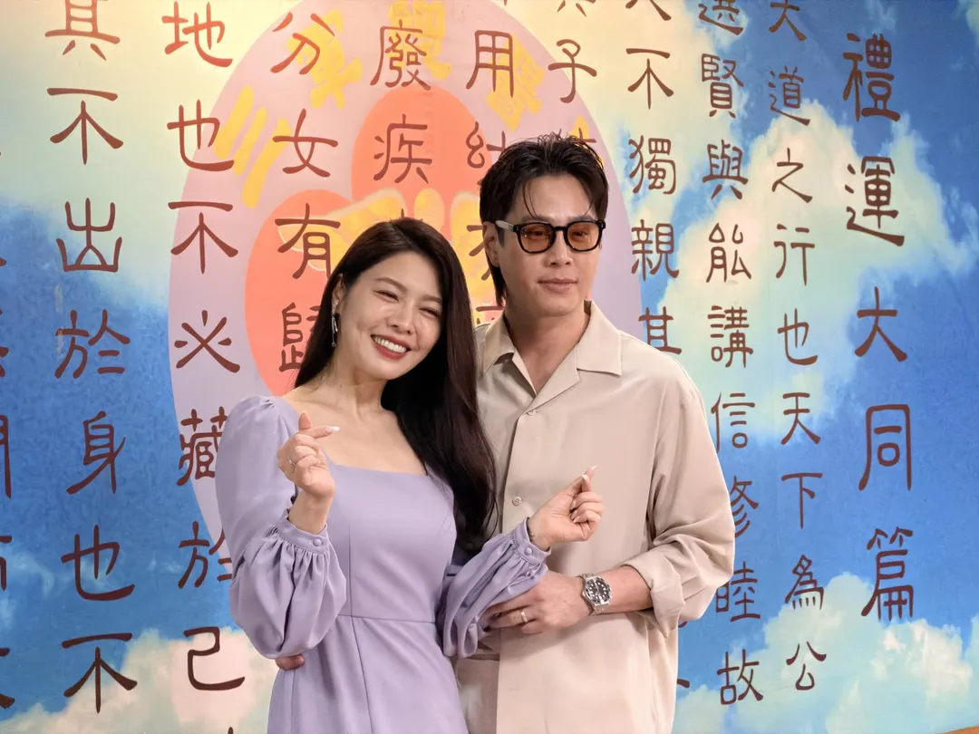 白家綺（左起）與吳東諺甜蜜合體亮相，暢談暑假帶娃日常。（圖／記者李又怡 攝）