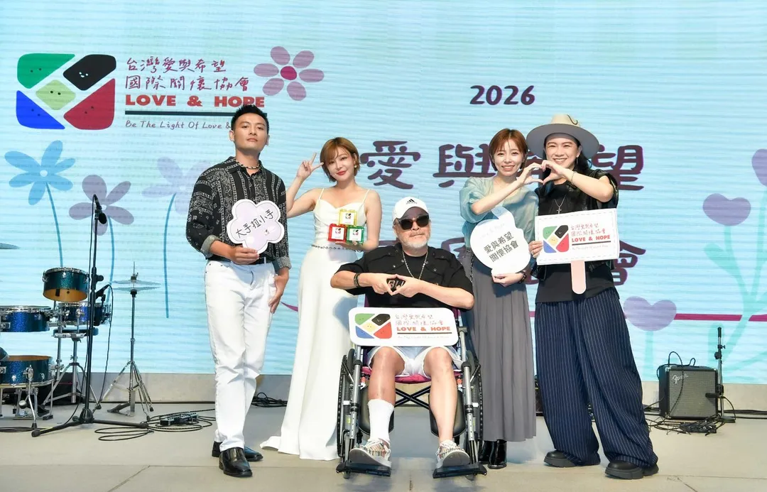 張芸京(右起)王瞳、班鐵翔、孟慶而、諾兒19日出席公益活動。(圖/台灣愛與希望國際關懷協會提供)
