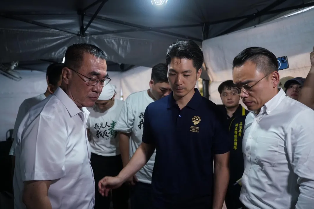 楊植斗、賴苡任、何元楷、張家馨等人在凱道絕食抗議，20日傍晚台北市長蔣萬安、新北市長參選人李四川到場慰問、打氣。（圖／台北市府提供）